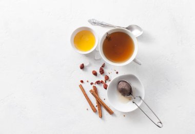 Bitkisel aromatik şifalı çay. Şifalı bitkiler kaynatma. Bir süzgeç ile çay demleme.