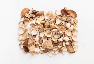 Kuru çiçekler ve aromaterapi için doğal malzemeleri dekorasyon kullanımda: fındık kabukları, ağaç tohumu, kabuğu ve ahşap parçaları kurutulmuş.