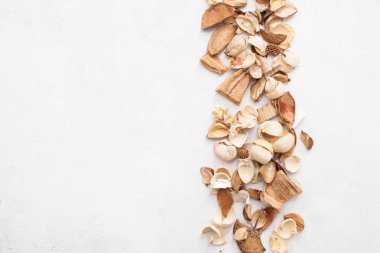 Kuru çiçekler ve aromaterapi için doğal malzemeleri dekorasyon kullanımda: fındık kabukları, ağaç tohumu, kabuğu ve ahşap parçaları kurutulmuş.