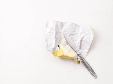 Beyaz bir arka plan üzerine açık bir paket tereyağı... Alan metni kopyalayın 