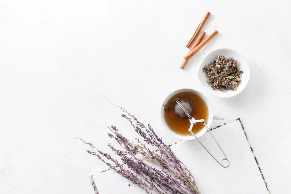 草本芳香药用茶 药用植物的汤 用过滤器酿造茶叶 — 图库照片