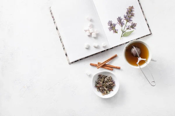 草本芳香药用茶 药用植物的汤 用过滤器酿造茶叶 — 图库照片