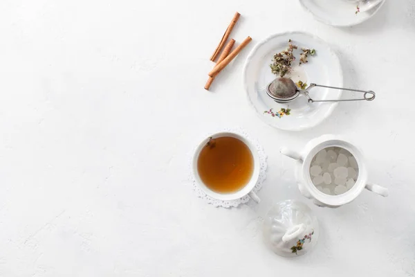 ハーブの芳香族の薬効のあるお茶 薬草の煎じ薬 ストレーナーとお茶を醸造 — ストック写真
