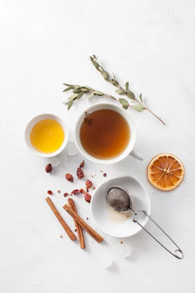 ハーブの芳香族の薬効のあるお茶 薬草の煎じ薬 ストレーナーとお茶を醸造 — ストック写真
