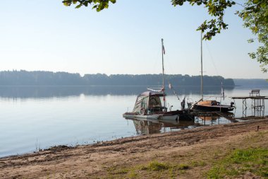 Orman göl üzerinde bekletin. Balıkçılık Gölü kıyıdan sis sabahın erken saatlerinde görüntüleyin. Metin için yer.