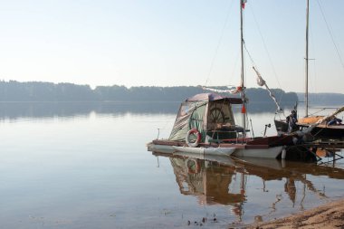 Orman göl üzerinde bekletin. Balıkçılık Gölü kıyıdan sis sabahın erken saatlerinde görüntüleyin. Metin için yer.