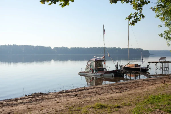 Orman göl üzerinde bekletin. Balıkçılık Gölü kıyıdan sis sabahın erken saatlerinde görüntüleyin. Metin için yer.