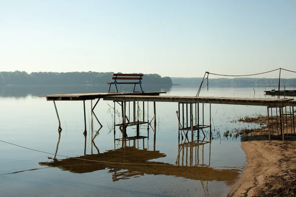 Orman göl üzerinde bekletin. Balıkçılık Gölü kıyıdan sis sabahın erken saatlerinde görüntüleyin. Metin için yer.