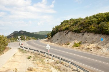 Doğal yerlere seyahat. Açık rekreasyon. Manzara yolda. Arka plan resmi.