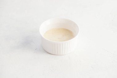 Beşamel sos masanın üzerinde beyaz bir kase. Soslar hazırlanması.