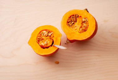 Ahşap açık renkli tohumlar ile yarım kabak kesti. Alan metni kopyalayın.