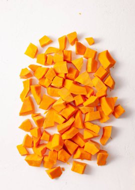 Ahşap açık renkli adet çiğ kabak kesti. Alan metni kopyalayın.