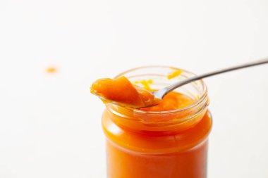 Kabak püresi hafif bir arka plan üzerine bir kase. Sağlıklı bebek maması.