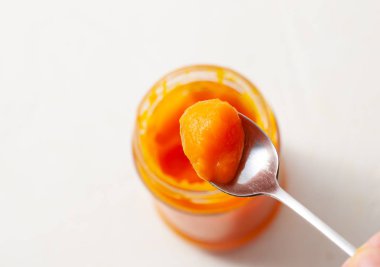 Kabak püresi hafif bir arka plan üzerine bir kase. Sağlıklı bebek maması.