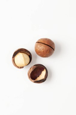 Macadamia fıstığı alternatif tıpta kullanımı kalp hastalığı, kan ve kolesterol düşürücü. Kabuk macadamia fıstığı doğal cilt bakım ürünleri için kullanılır.