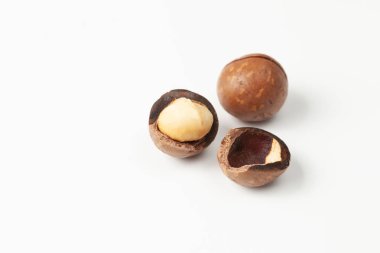 Macadamia fıstığı alternatif tıpta kullanımı kalp hastalığı, kan ve kolesterol düşürücü. Kabuk macadamia fıstığı doğal cilt bakım ürünleri için kullanılır.