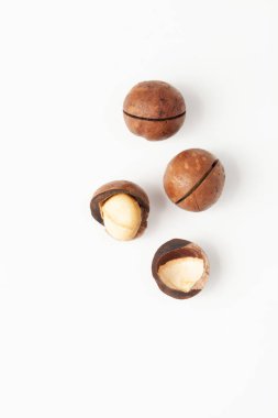 Macadamia fıstığı alternatif tıpta kullanımı kalp hastalığı, kan ve kolesterol düşürücü. Kabuk macadamia fıstığı doğal cilt bakım ürünleri için kullanılır.