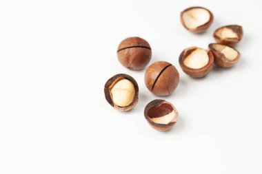 Macadamia fıstığı alternatif tıpta kullanımı kalp hastalığı, kan ve kolesterol düşürücü. Kabuk macadamia fıstığı doğal cilt bakım ürünleri için kullanılır.