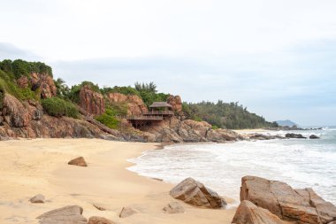 Deniz kıyısı ıssız bir vahşi plaj ve granit taş taş üzerinde görüntüleme platformu