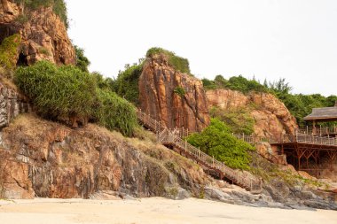 Deniz kıyısı ıssız bir vahşi plaj ve granit taş taş üzerinde görüntüleme platformu