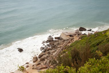 Kumlu sahilde büyük granit taşlar. Arka plan görüntüsü. Alan metni kopyalayın