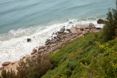 Kumlu plaja granit kayalar ile üstten görünüm bir gözlem güverte ile sahilde