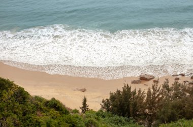 Vahşi kumlu plaj tropikal el değmemiş doğa ile çevrili kayalar ile görünümünü
