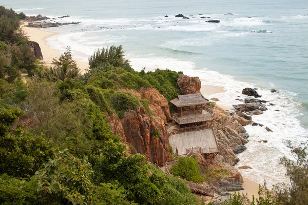 Kumlu plaja granit kayalar ile üstten görünüm bir gözlem güverte ile sahilde