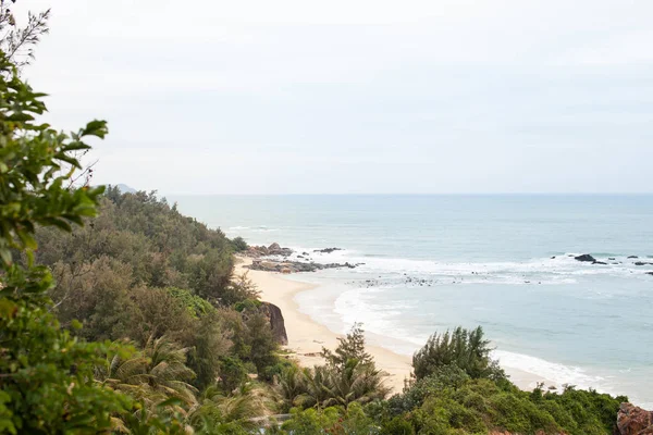 Vahşi kumlu plaj tropikal el değmemiş doğa ile çevrili kayalar ile görünümünü