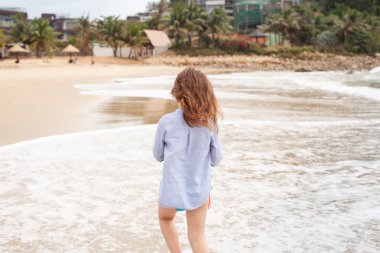 Beş yaşındaki çocuk ile bir plaj tatil kavramı. Kumlu sahilde Oyunlar.