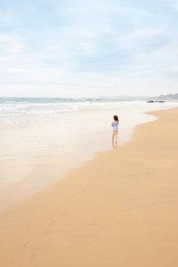 Beş yaşındaki çocuk ile bir plaj tatil kavramı. Kumlu sahilde Oyunlar.