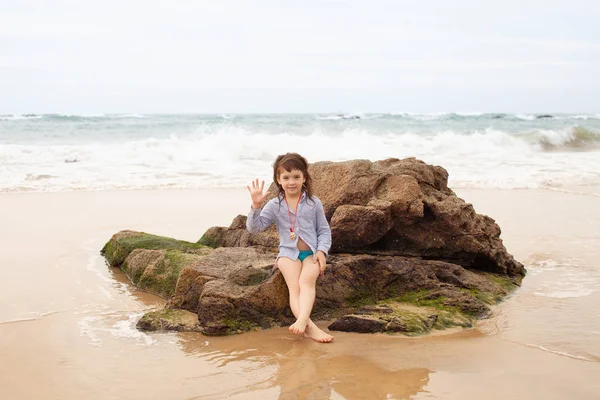 Conceito Umas Férias Praia Com Uma Criança Cinco Anos Jogos — Fotografia de Stock