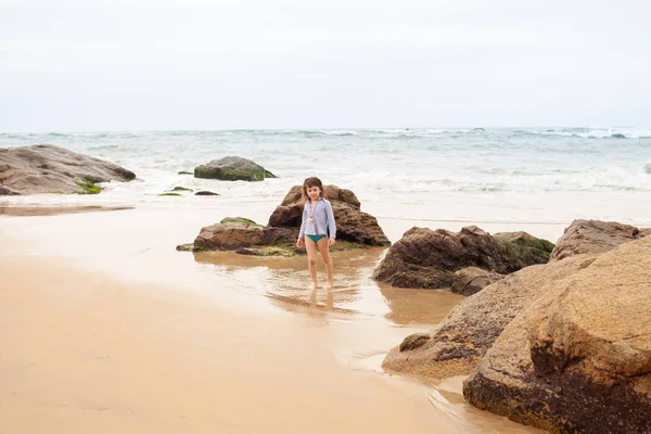 Conceito Umas Férias Praia Com Uma Criança Cinco Anos Jogos — Fotografia de Stock