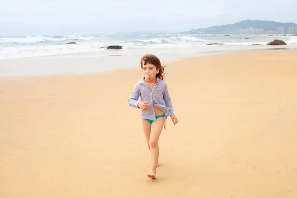 Conceito Umas Férias Praia Com Uma Criança Cinco Anos Jogos — Fotografia de Stock