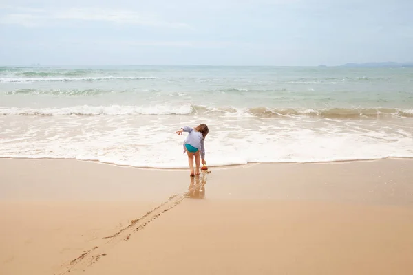 Conceito Umas Férias Praia Com Uma Criança Cinco Anos Jogos — Fotografia de Stock