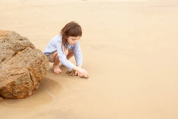 Het Concept Van Een Strandvakantie Met Een Vijf Jarige Kind — Stockfoto