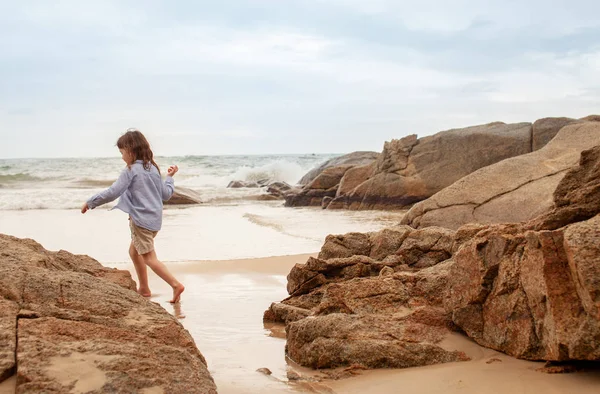 Conceito Umas Férias Praia Com Uma Criança Cinco Anos Jogos — Fotografia de Stock