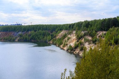 Şehrin eteklerinde nehir kıyısında kum ocağı