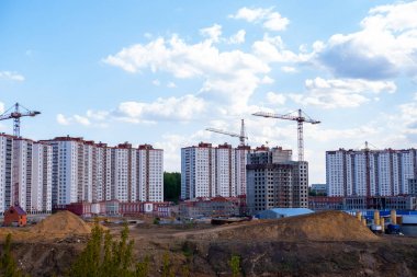 Nehir Kıyısında yeni bir çok katlı binanın inşaatı