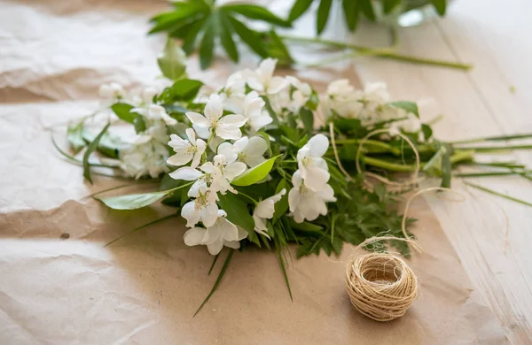 Creación de un ramo botánico de hierbas de campo decorativas sobre la mesa — Foto de Stock