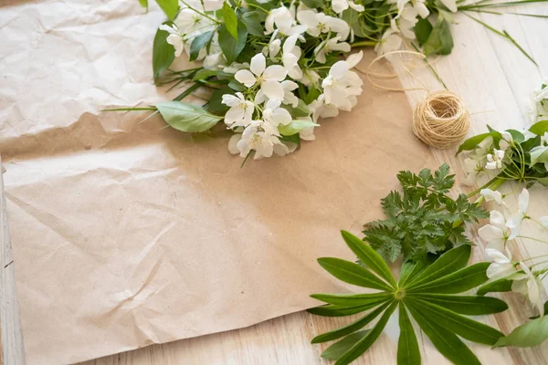 Creazione di un bouquet botanico di erbe da campo decorative sul tavolo — Foto Stock