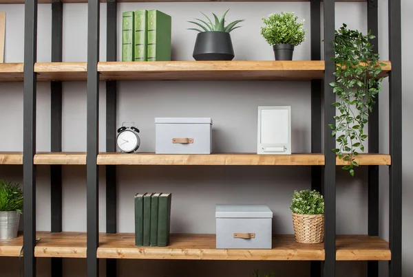 Box with folded things in the interior of the apartment — Stock Photo, Image