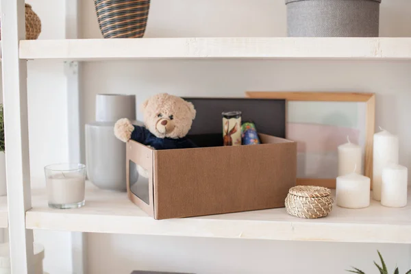 Box with folded things in the interior of the apartment — Stock Photo, Image
