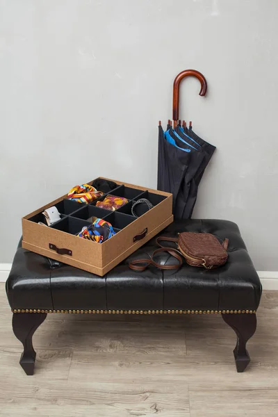 Caja con cosas plegadas en el interior del apartamento —  Fotos de Stock