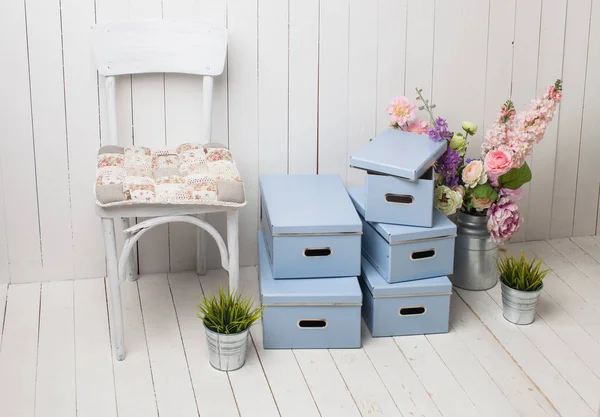 Box with folded things in the interior of the apartment — Stock Photo, Image