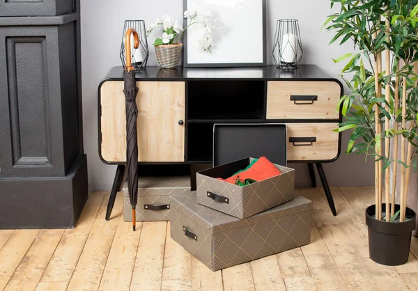 Box with folded things in the interior of the apartment — Stock Photo, Image