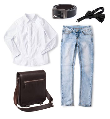 Denim kargo pantolon tuğla renk beyaz bir arka plan üzerine serilmiş