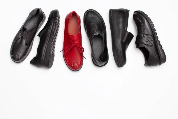 Conjunto de zapatos negros de otoño y uno rojo sobre fondo blanco — Foto de Stock