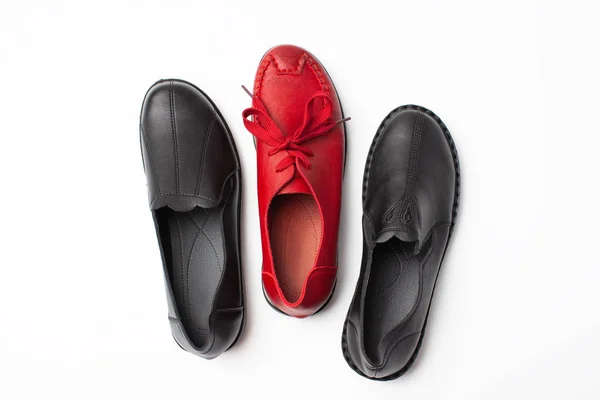 Set di scarpe nere autunnali e una rossa su sfondo bianco — Foto Stock