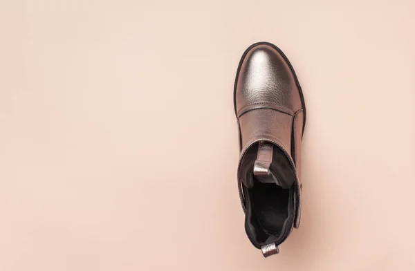 Stříbrné kožený kotníkové boty na růžovém pozadí. — Stock fotografie